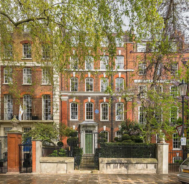 Ngôi nhà 300 năm tuổi của tỷ phú nhận lương 1 USD