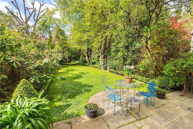 Ngôi nhà 300 năm tuổi của tỷ phú nhận lương 1 USD