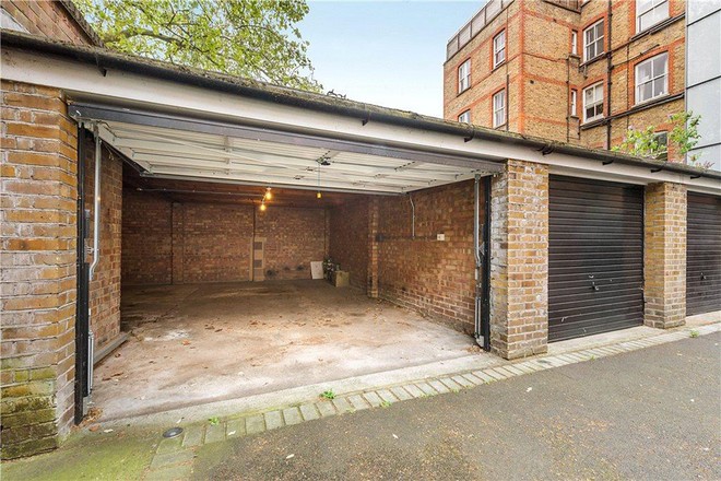 Ngôi nhà 300 năm tuổi của tỷ phú nhận lương 1 USD