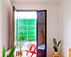 Căn hộ sáng tạo với chiếc bàn treo trên trần nhà