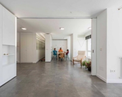 Bất ngờ với nhà có tường di động đa chức năng