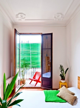 Căn hộ sáng tạo với chiếc bàn treo trên trần nhà