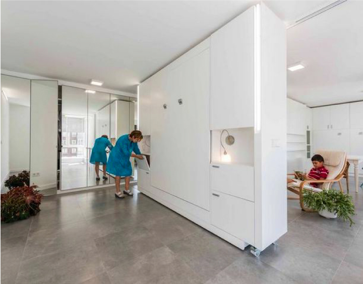 Bất ngờ với nhà có tường di động đa chức năng