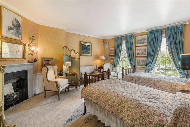 Ngôi nhà 300 năm tuổi của tỷ phú nhận lương 1 USD