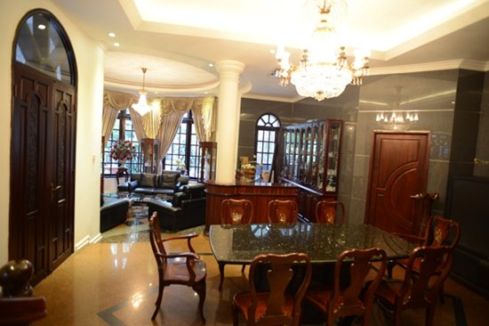 Biệt thự cổ điển đắt tiền của giọng ca trầm đẹp nhất Việt Nam