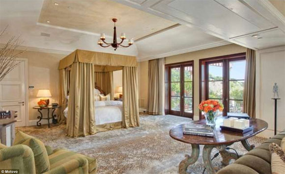 'Đột nhập' bên trong biệt thự siêu sang 646 tỷ của danh ca huyền thoại Elton John