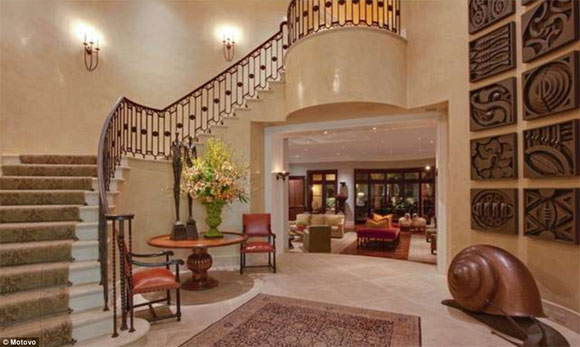 'Đột nhập' bên trong biệt thự siêu sang 646 tỷ của danh ca huyền thoại Elton John