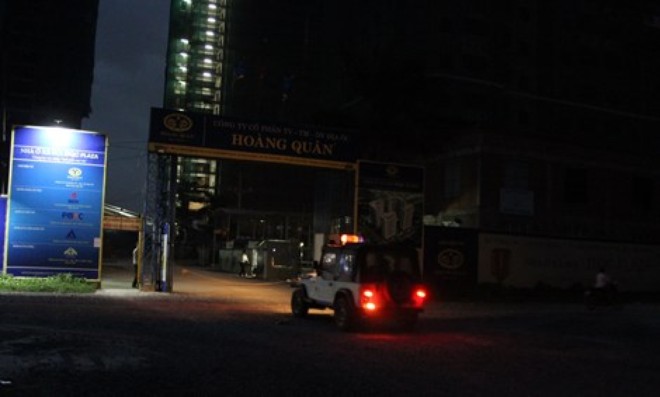 2 công nhân rơi từ tầng 12 công trình HQC Plaza xuống đất, 1 người tử vong