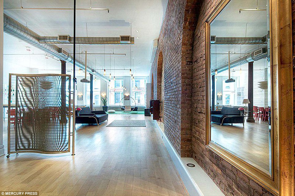 Nội thất ấn tượng của căn phòng nổi tiếng trong phim “Yêu nữ thích hàng hiệu”