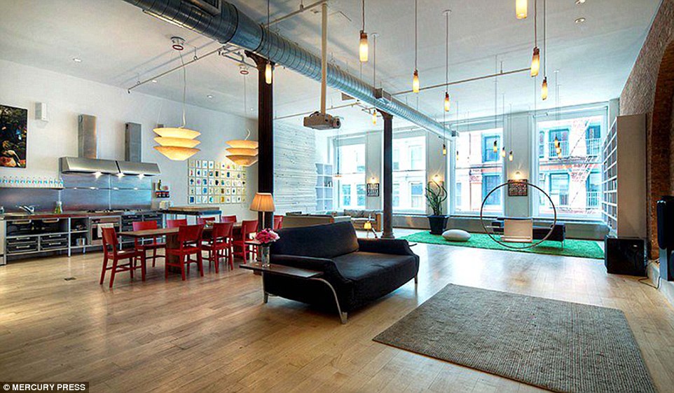 Nội thất ấn tượng của căn phòng nổi tiếng trong phim “Yêu nữ thích hàng hiệu”