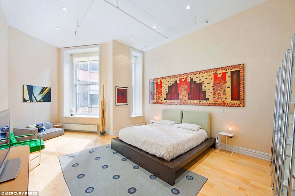 Nội thất ấn tượng của căn phòng nổi tiếng trong phim “Yêu nữ thích hàng hiệu”