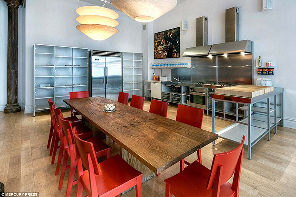 Nội thất ấn tượng của căn phòng nổi tiếng trong phim “Yêu nữ thích hàng hiệu”