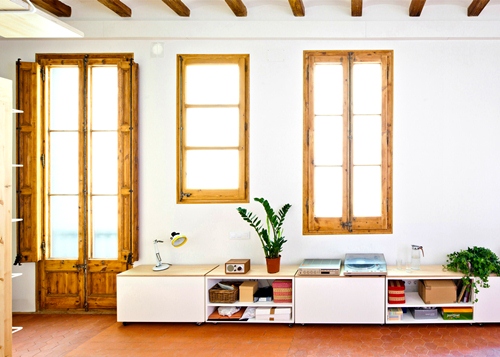 Căn hộ sáng tạo với chiếc bàn treo trên trần nhà