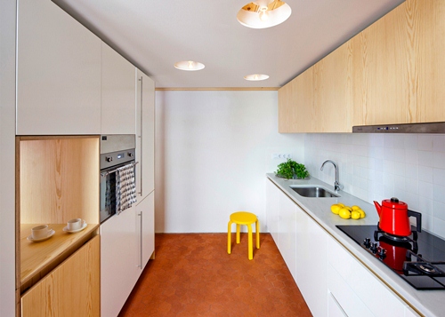 Căn hộ sáng tạo với chiếc bàn treo trên trần nhà