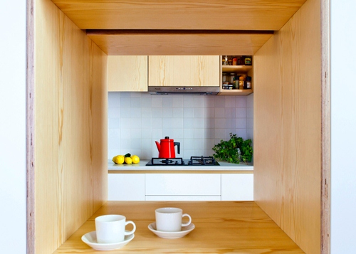 Căn hộ sáng tạo với chiếc bàn treo trên trần nhà