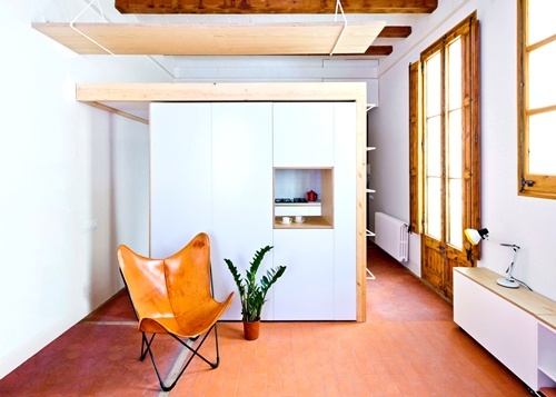 Căn hộ sáng tạo với chiếc bàn treo trên trần nhà